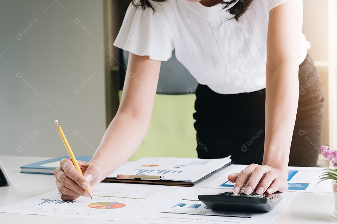 mulher de negócios usando a calculadora para fazer finanças