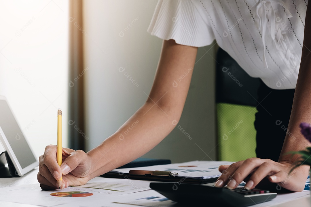 mulher de negócios usando a calculadora para fazer finanças