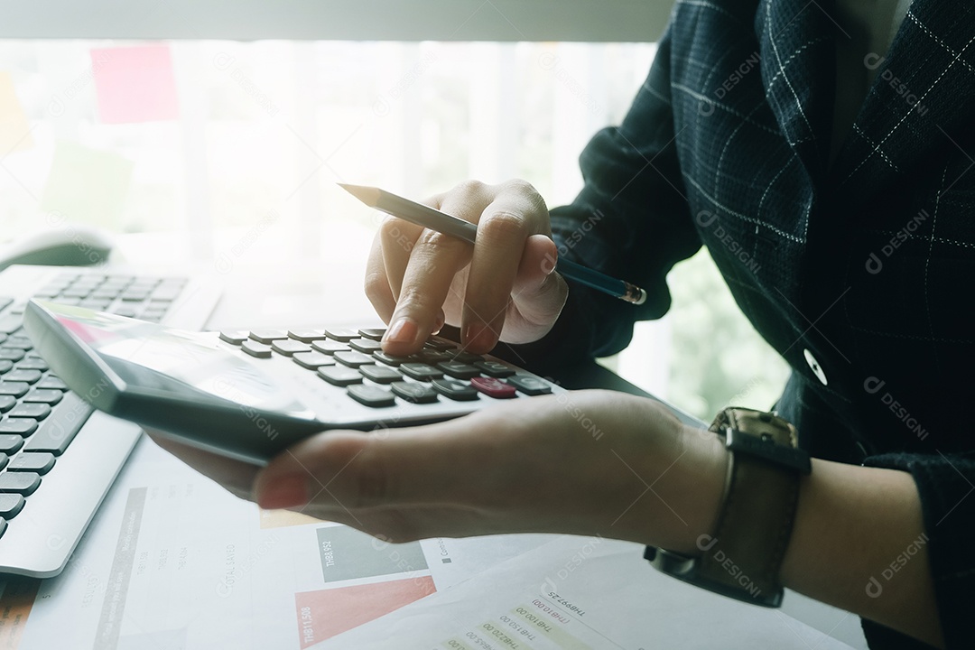 mulher de negócios usando a calculadora para fazer finanças