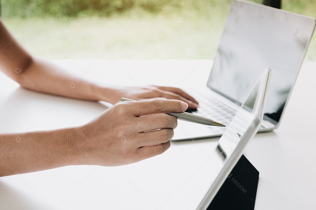 empresária trabalhando em seu escritório via laptop e tablet