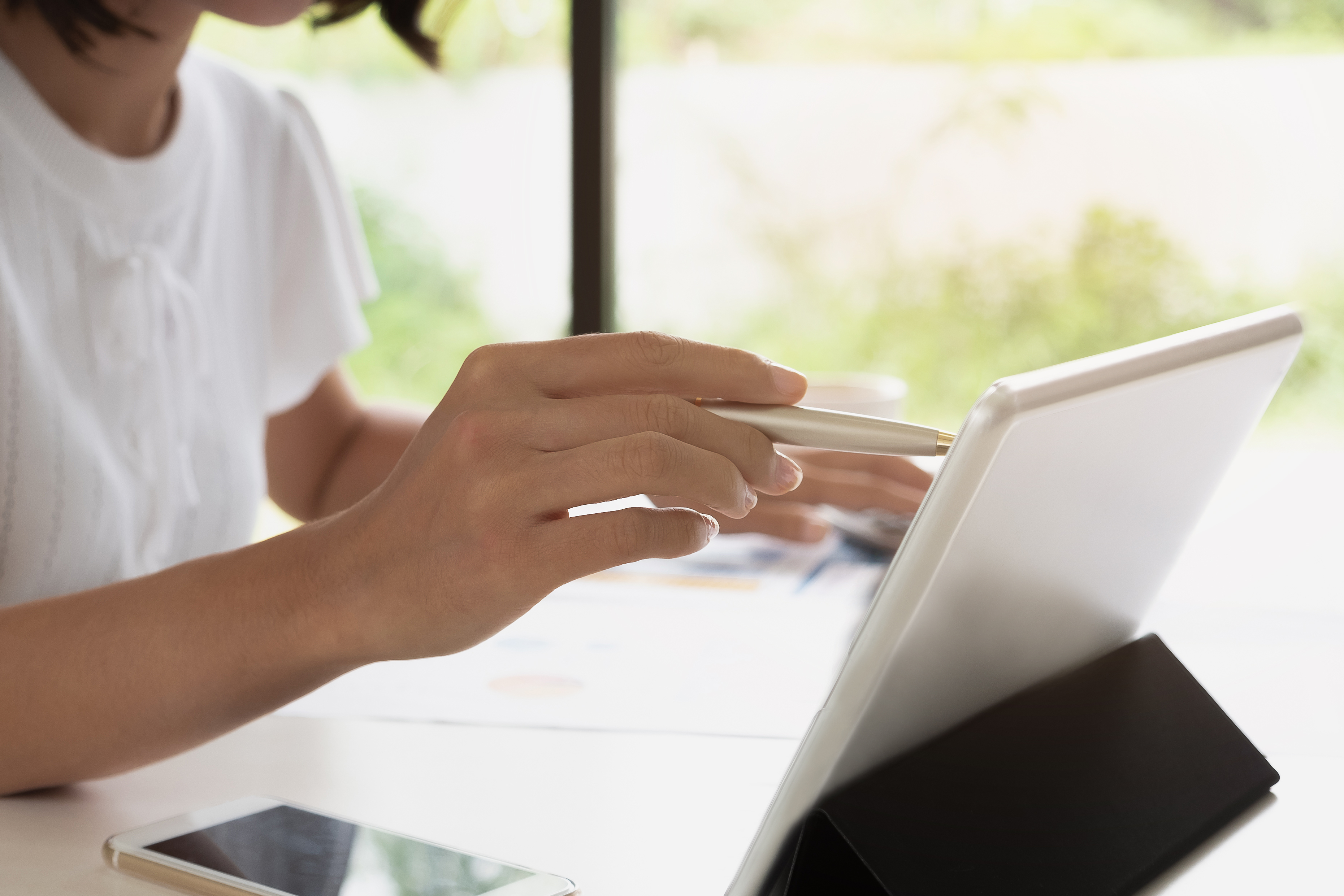 empresária trabalhando em seu escritório via laptop e tablet