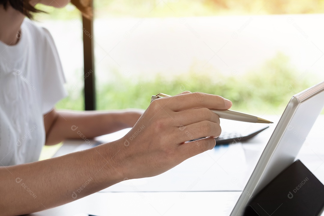 empresária trabalhando em seu escritório via laptop e tablet