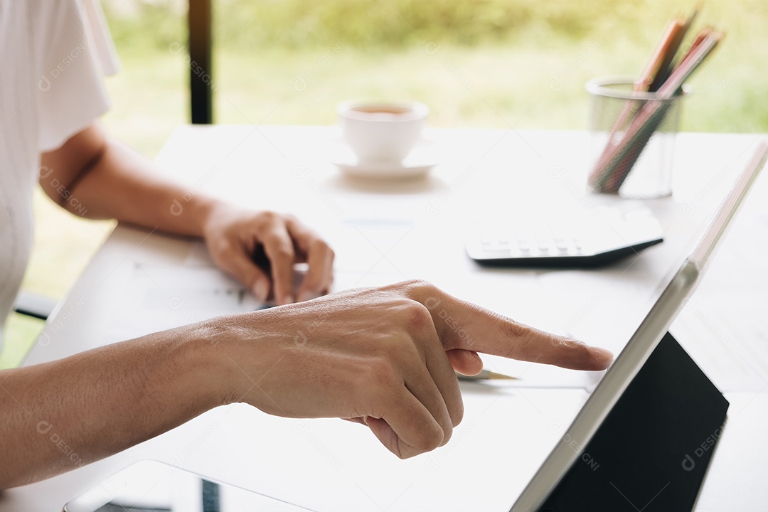 empresária trabalhando em seu escritório via laptop e tablet