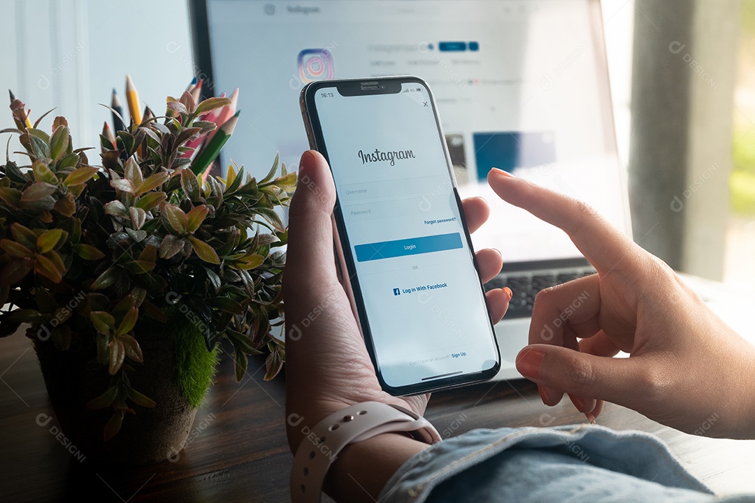 Uma mulher tentando fazer login no aplicativo Instagram usando o Apple iPhone X.