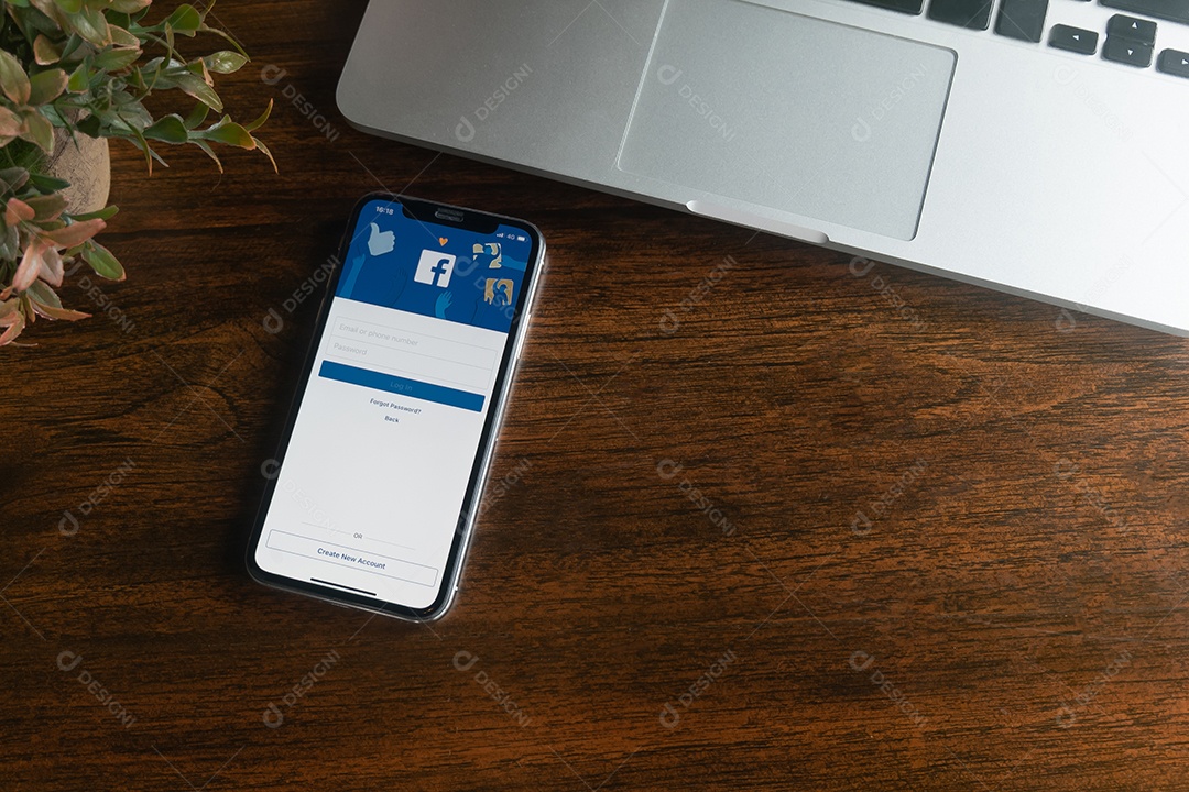 Um iPhone X com serviço social de Internet Facebook na tela.