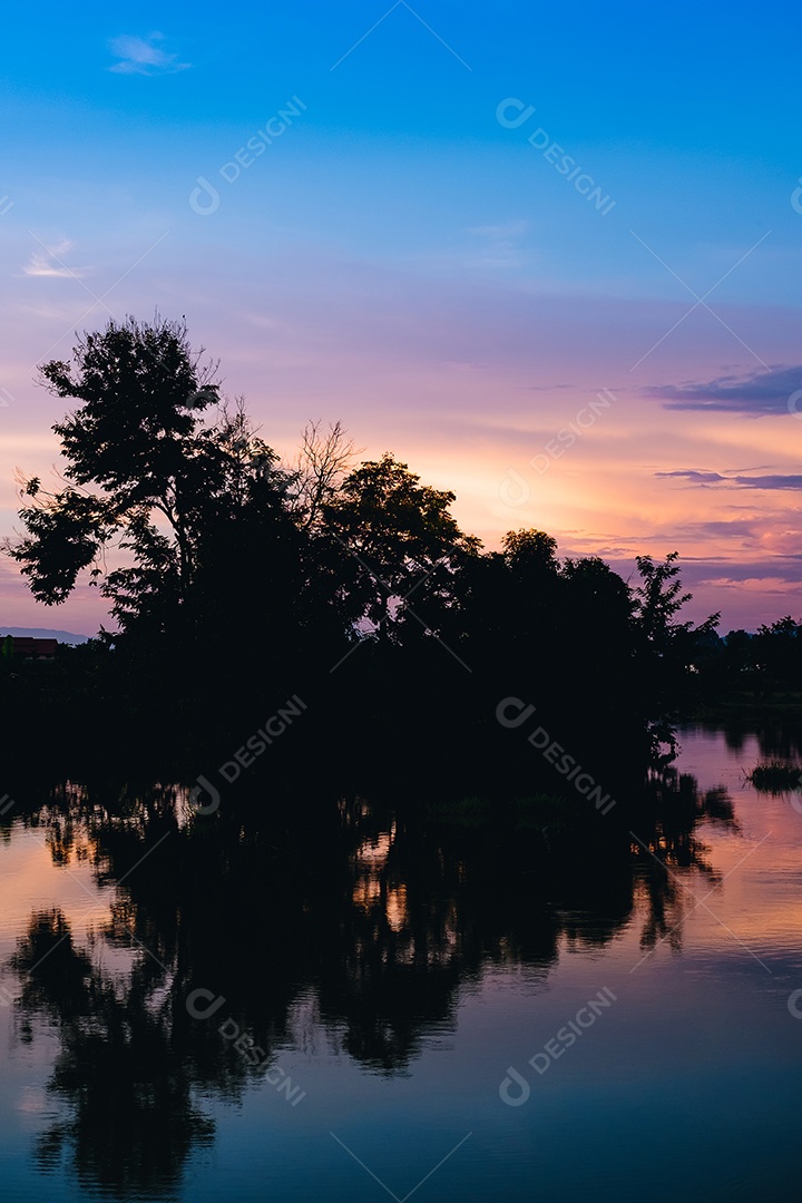 Roxo Crepúsculo Sunset.Evening Sky, Incrível céu colorido e pôr do sol dramático.