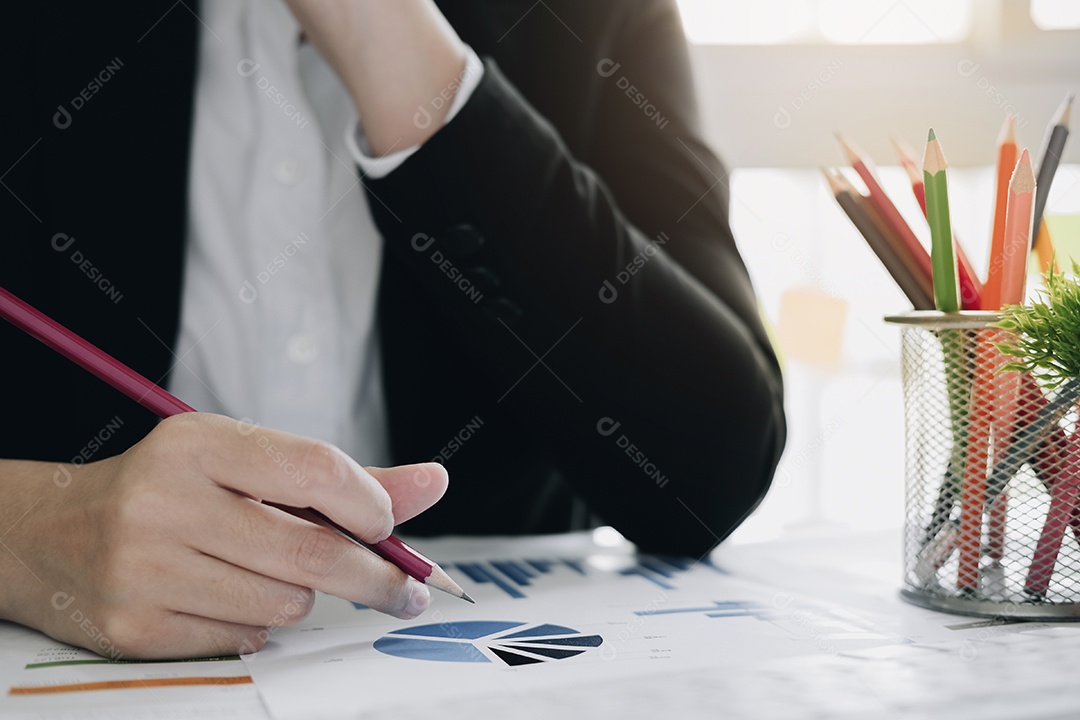 Mulher de negócios usando a calculadora para fazer finanças