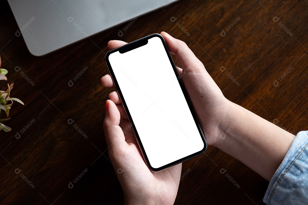 mulher usando Smartphone. Telefone móvel de tela em branco para serviço de exibição gráfica