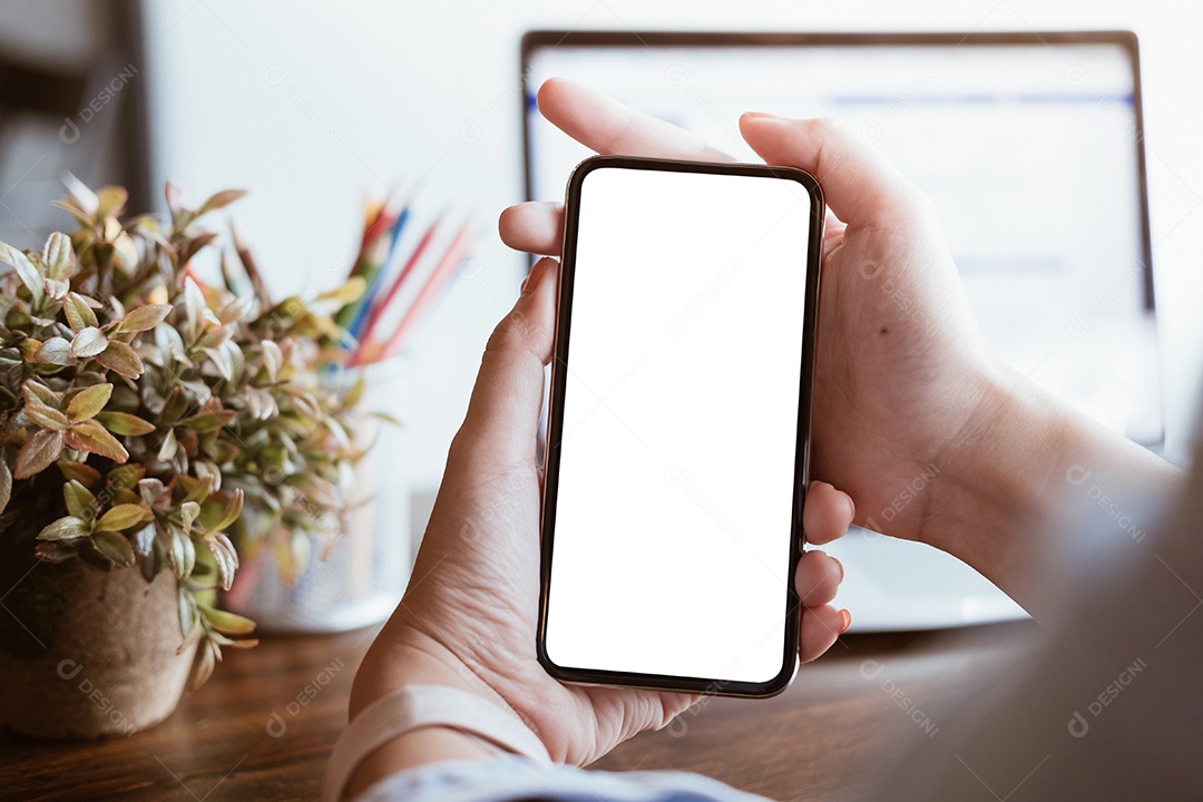 mulher usando Smartphone. Telefone móvel de tela em branco para serviço de exibição gráfica