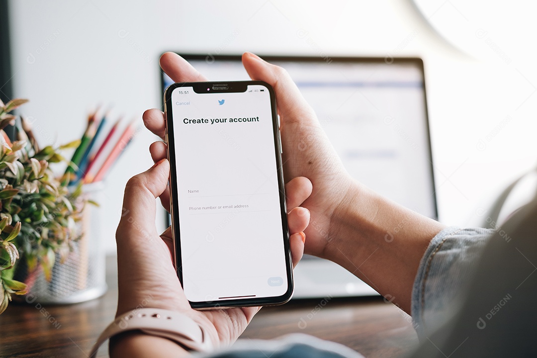 Pessoa segurando um novo Apple iPhone com o logotipo do Twitter na tela.