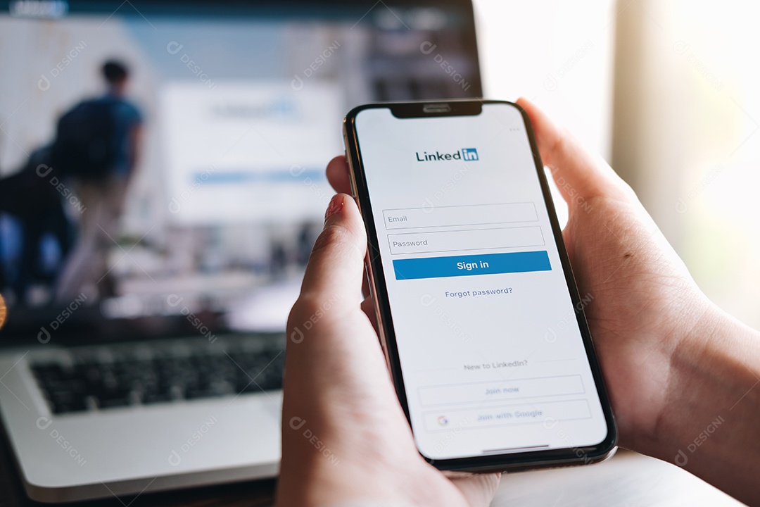 Uma mulher segura Apple iPhone X com aplicativo Instagram na tela do café.