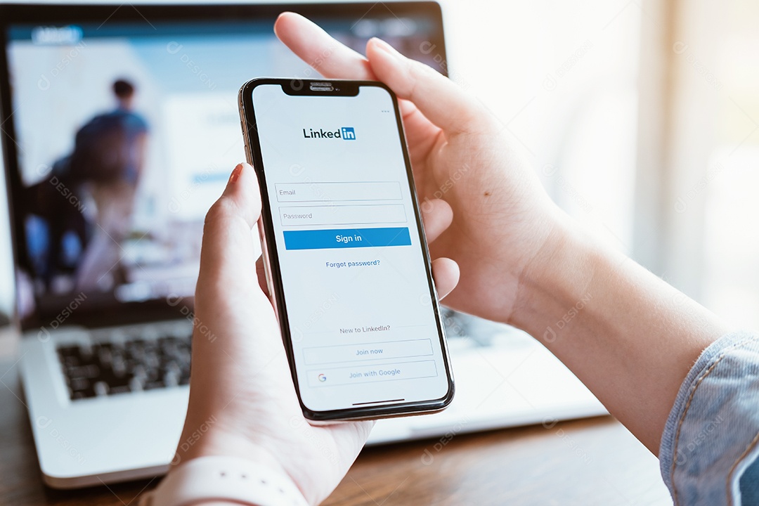 Uma mulher segura Apple iPhone X com aplicativo Instagram na tela do café.