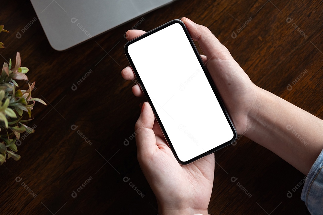 Mulher usando Smartphone. Telefone móvel de tela em branco para serviço de exibição gráfica montage.