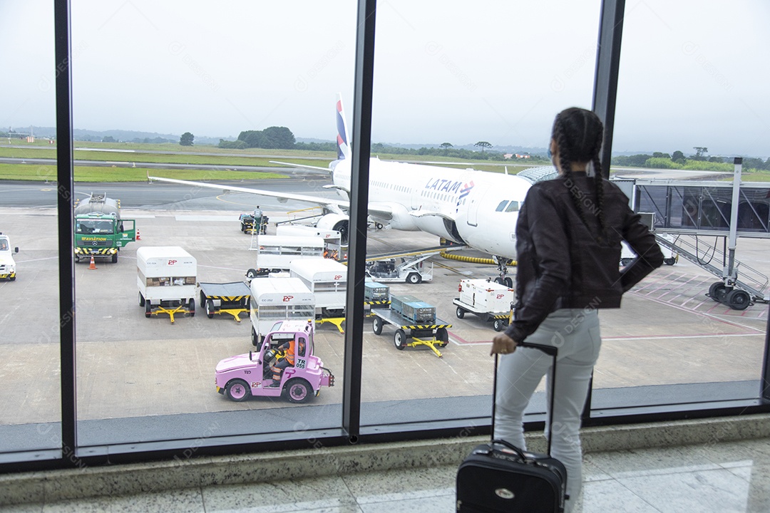 Mulher linda jovem garota sobre aeroporto esperando o seu voo