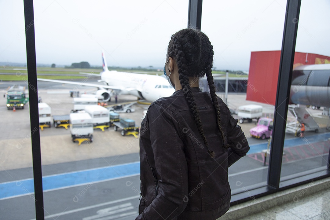 Mulher linda jovem garota sobre aeroporto esperando o seu voo