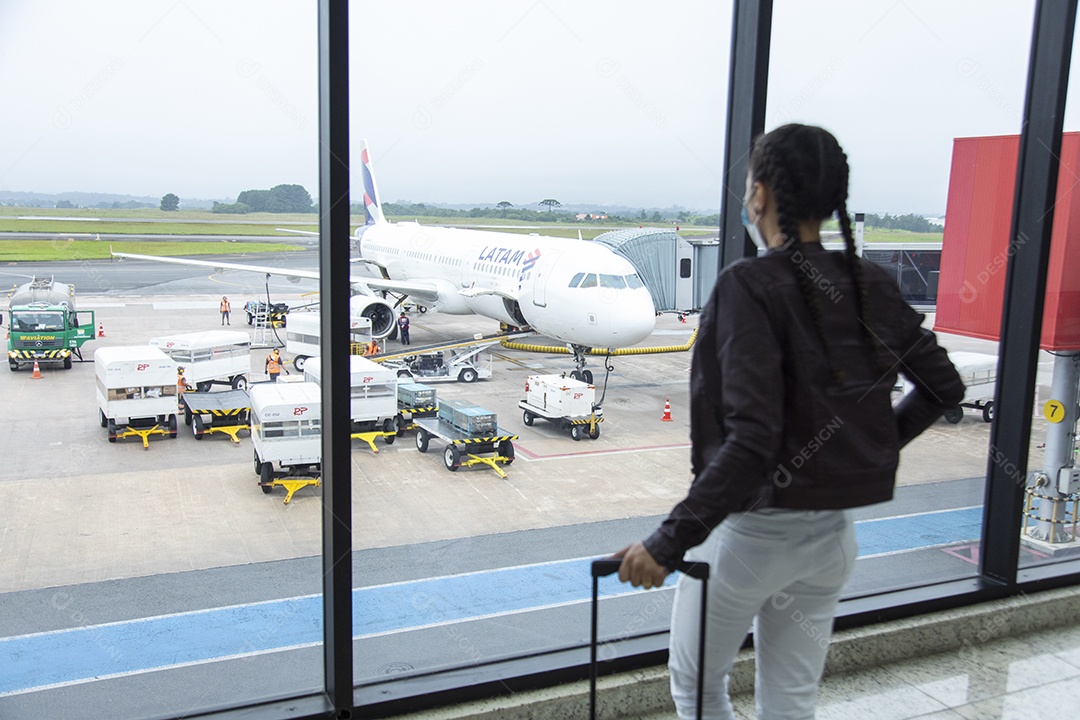 Mulher linda jovem garota sobre aeroporto esperando o seu voo