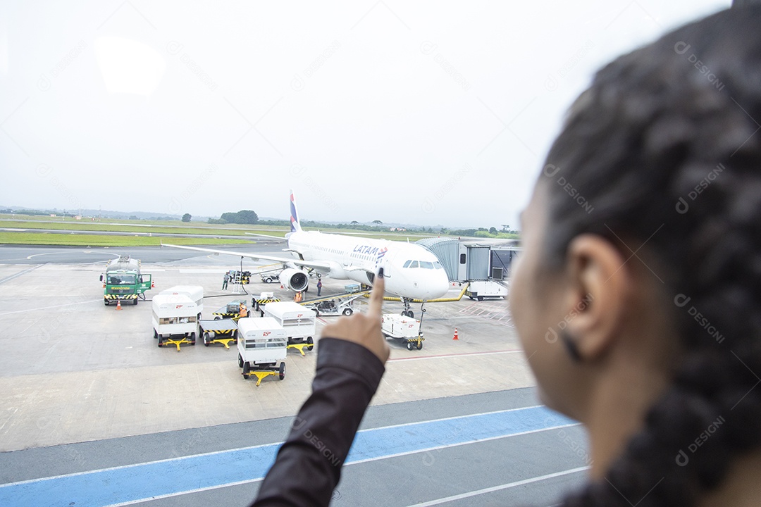 Mulher linda jovem garota sobre aeroporto esperando o seu voo