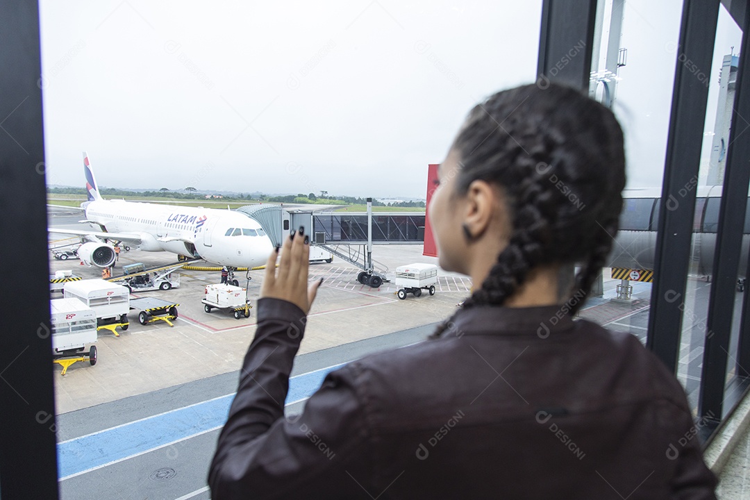 Mulher linda jovem garota sobre aeroporto esperando o seu voo