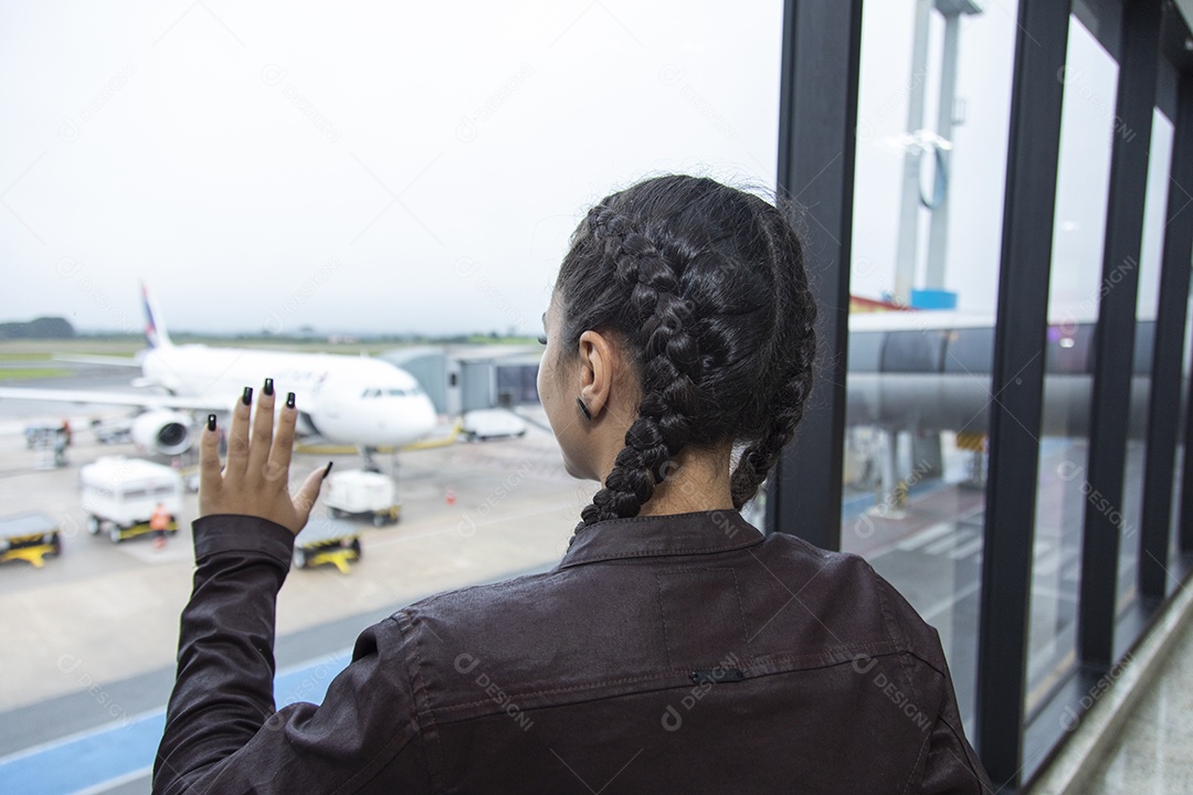 Mulher linda jovem garota sobre aeroporto esperando o seu voo