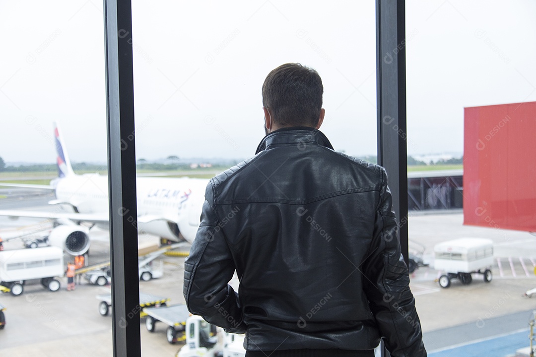 Homem jovem garota sobre aeroporto esperando o seu voo