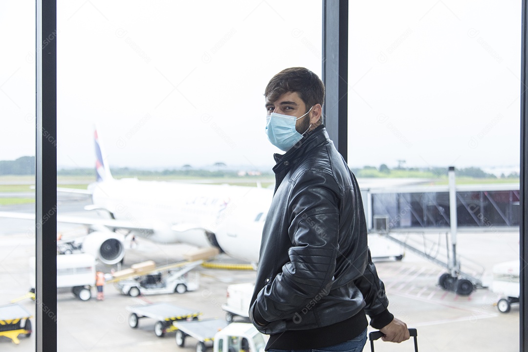Homem jovem garota sobre aeroporto esperando o seu voo