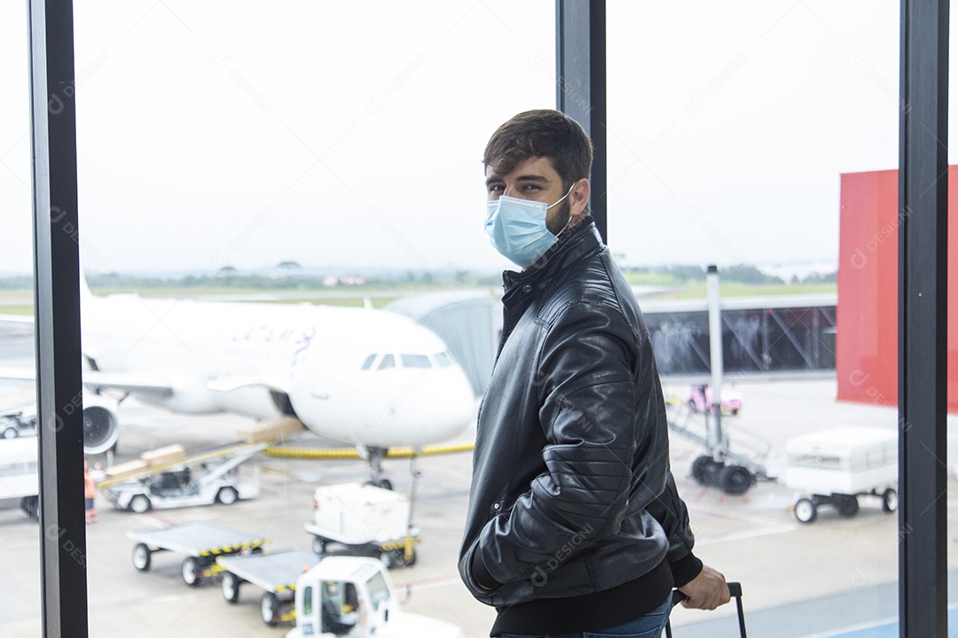Homem jovem garota sobre aeroporto esperando o seu voo