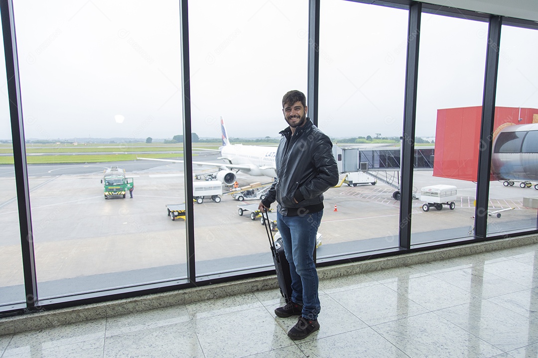 Homem jovem garota sobre aeroporto esperando o seu voo