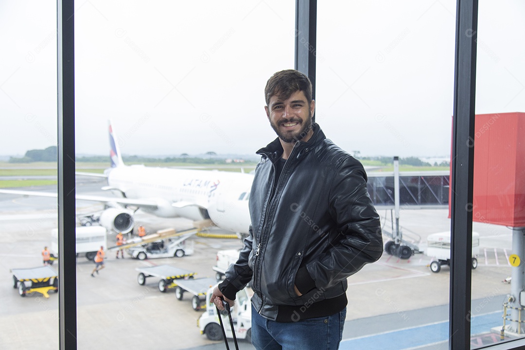 Homem jovem garota sobre aeroporto esperando o seu voo