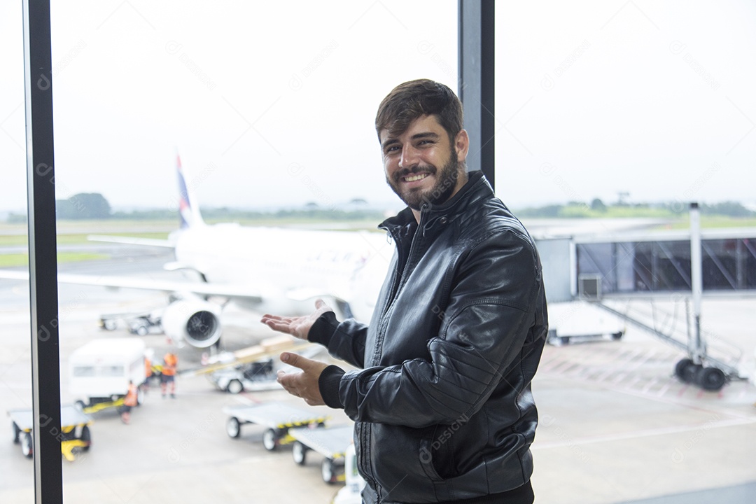 Homem jovem garoto sobre aeroporto esperando o seu voo