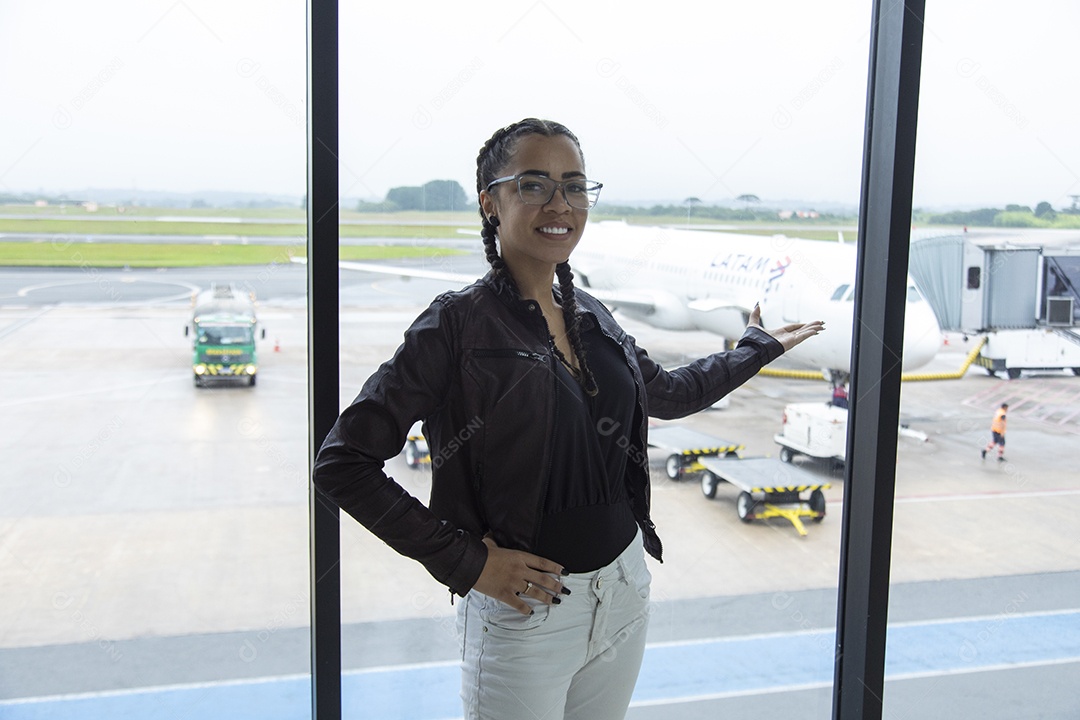 Linda mulher jovem garota sobre aeroporto esperando o seu voo