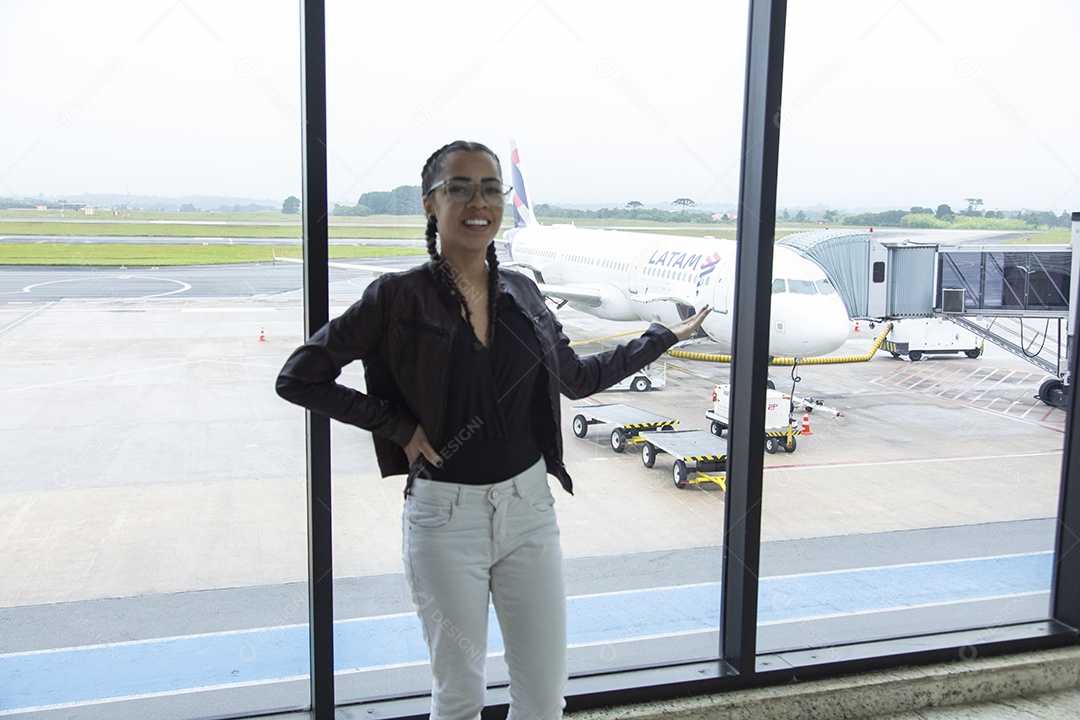 Linda mulher jovem garota sobre aeroporto esperando o seu voo