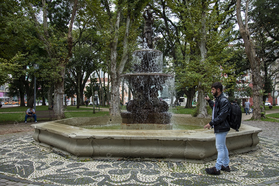 Homem jovem garoto feliz e sorridente