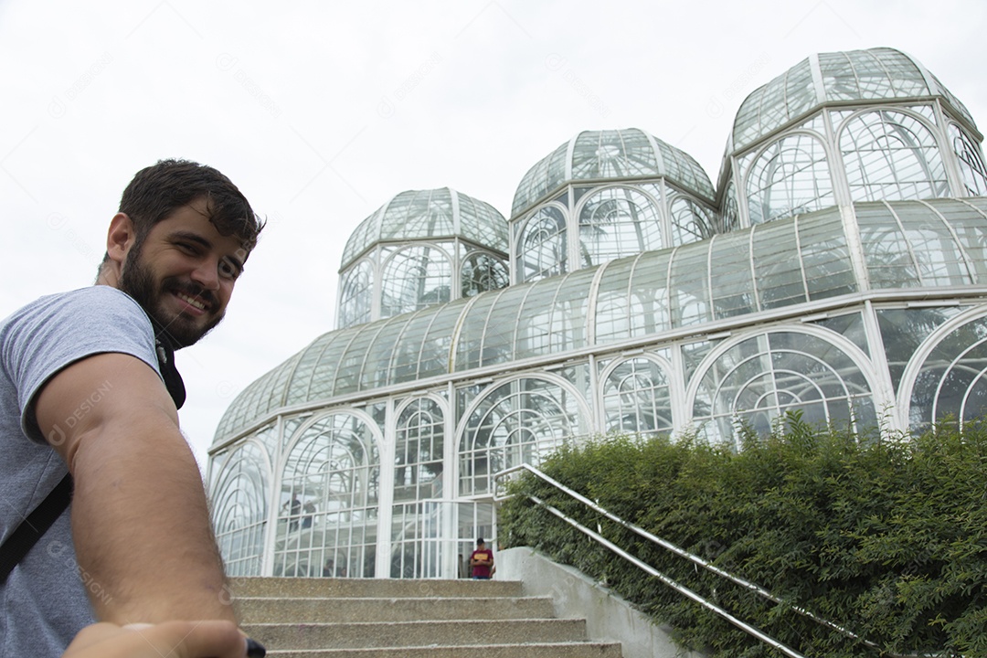 Homem jovem garoto feliz e sorridente