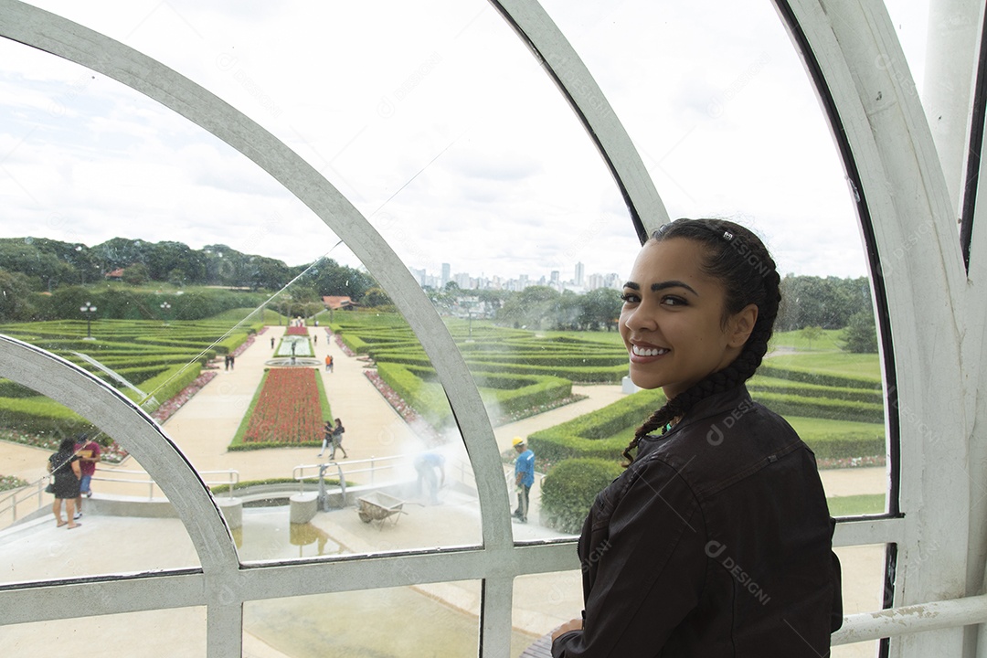 Mulher jovem garota feliz e sorridente