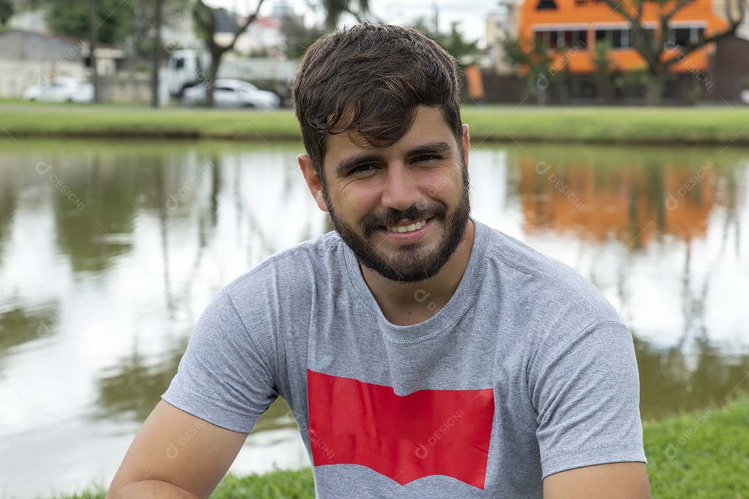 Homem jovem garoto feliz e sorridente