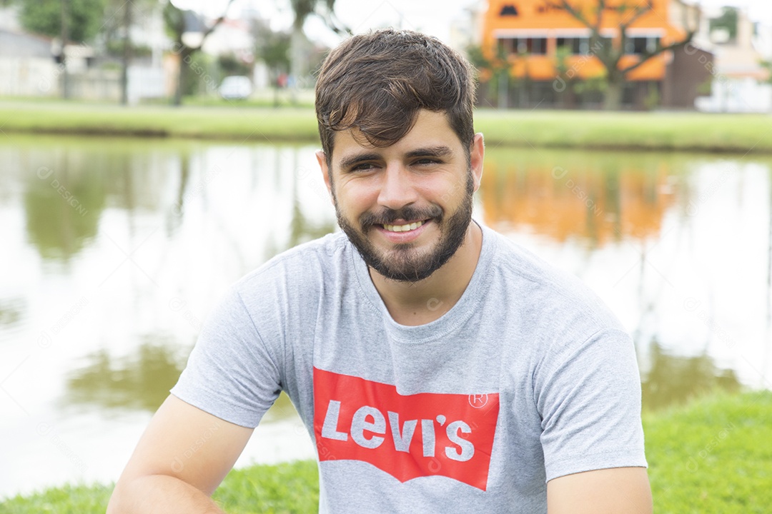 Homem jovem garoto feliz e sorridente