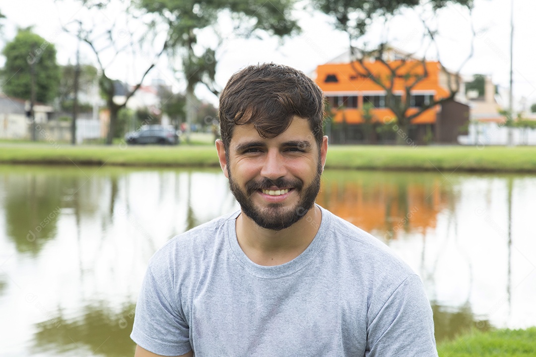 Homem jovem garoto feliz e sorridente