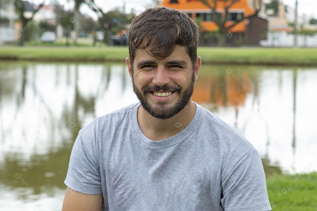 Homem jovem garoto feliz e sorridente