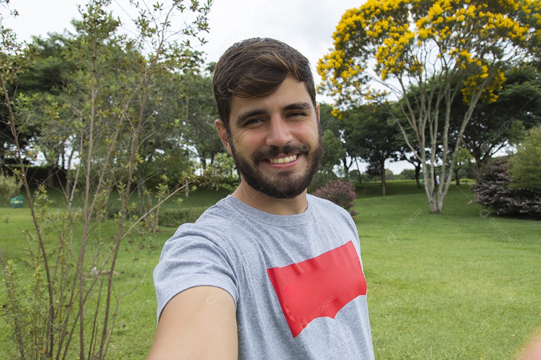 Homem jovem garoto feliz e sorridente