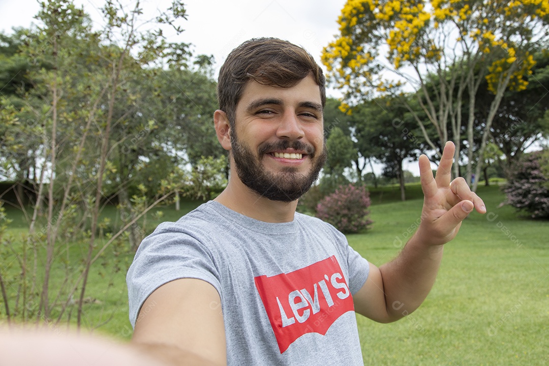 Homem jovem garoto feliz e sorridente