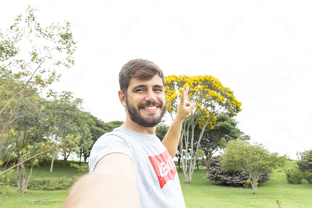 Homem jovem garoto feliz e sorridente