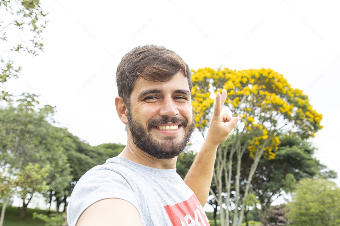 Homem jovem garoto feliz e sorridente