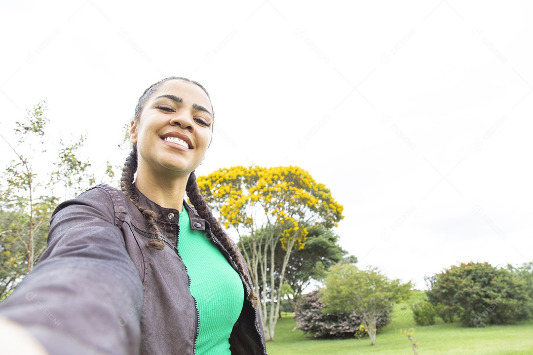 Mulher jovem garota feliz e sorridente