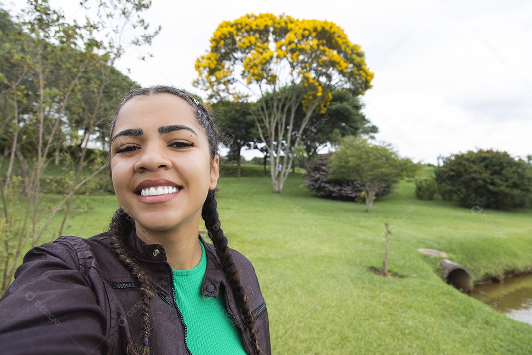 Mulher jovem garota feliz e sorridente