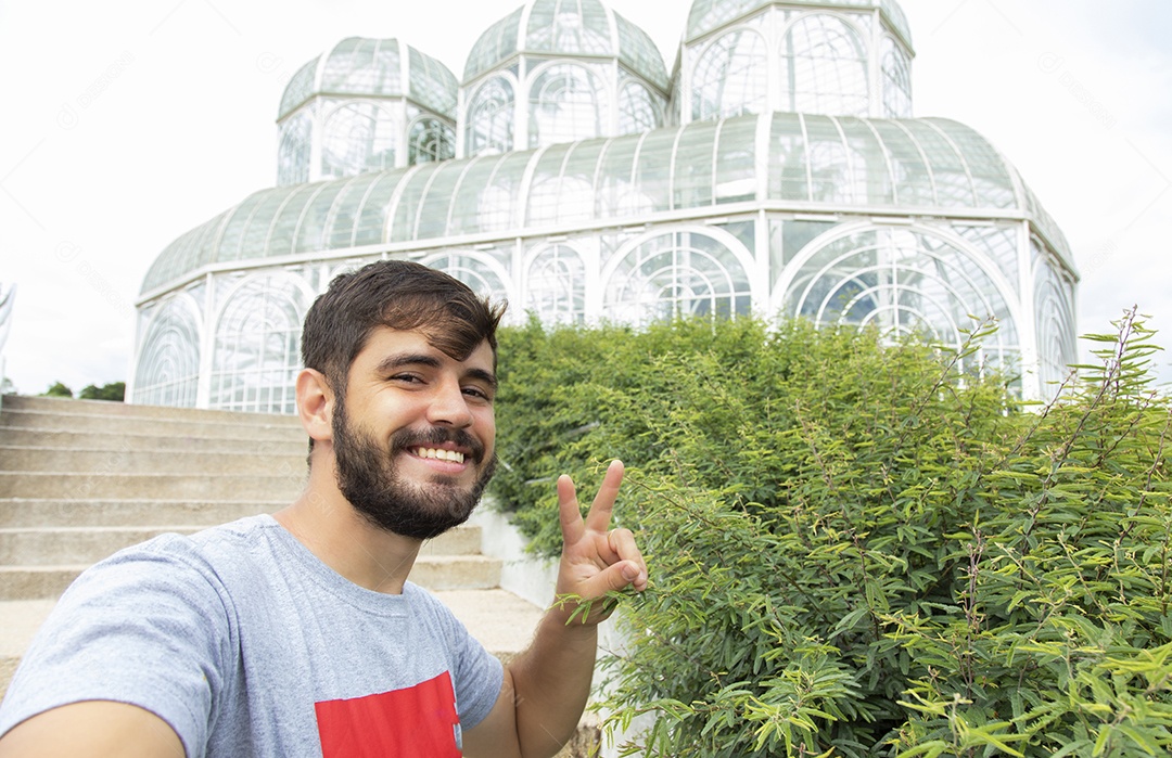 Homem jovem garoto feliz e sorridente
