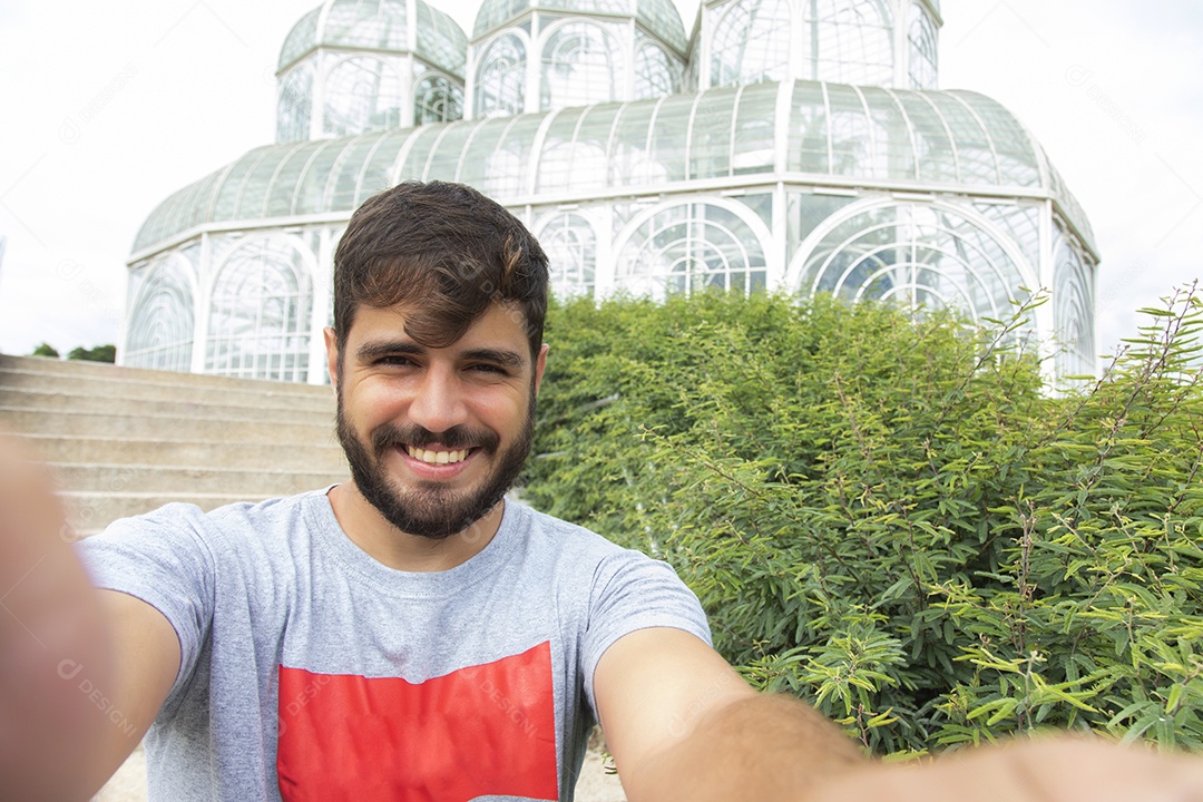Homem jovem garoto feliz e sorridente