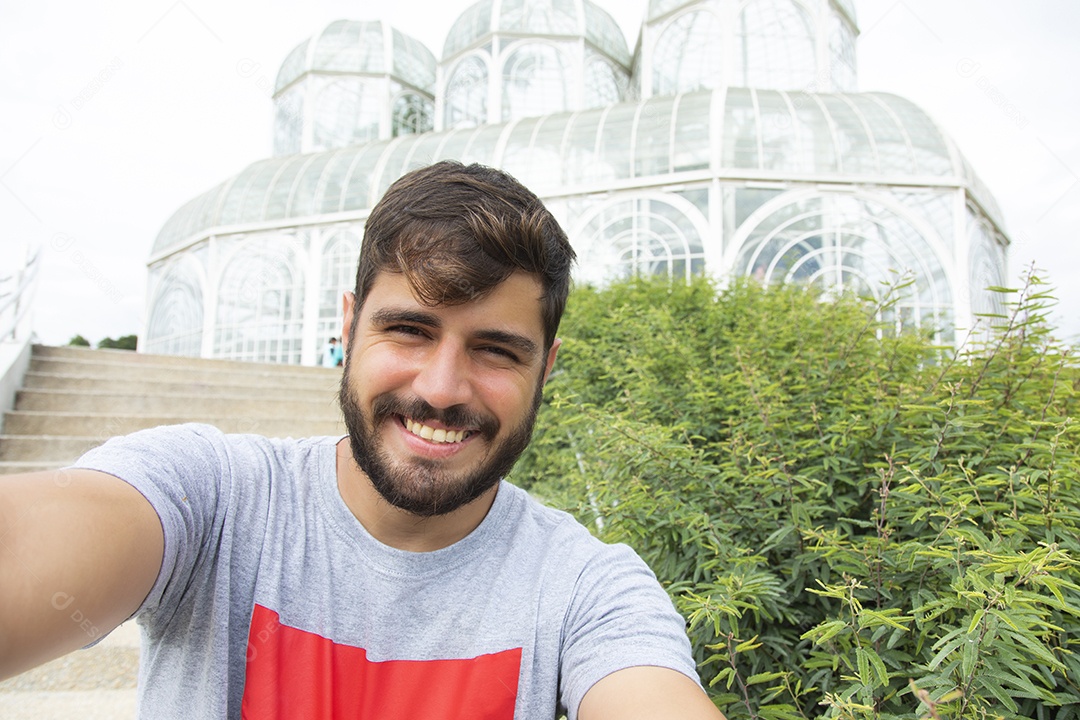 Homem jovem garoto feliz e sorridente