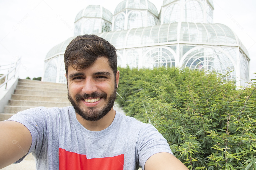 Homem jovem garoto feliz e sorridente