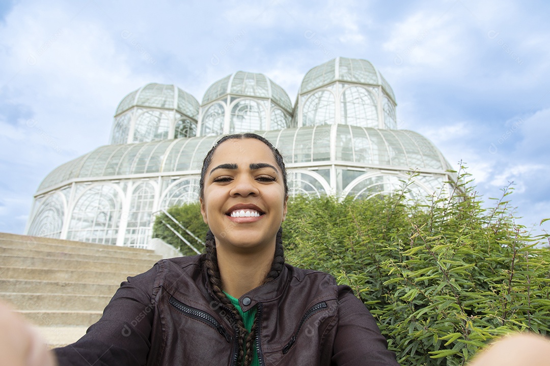 Mulher jovem garota feliz e sorridente