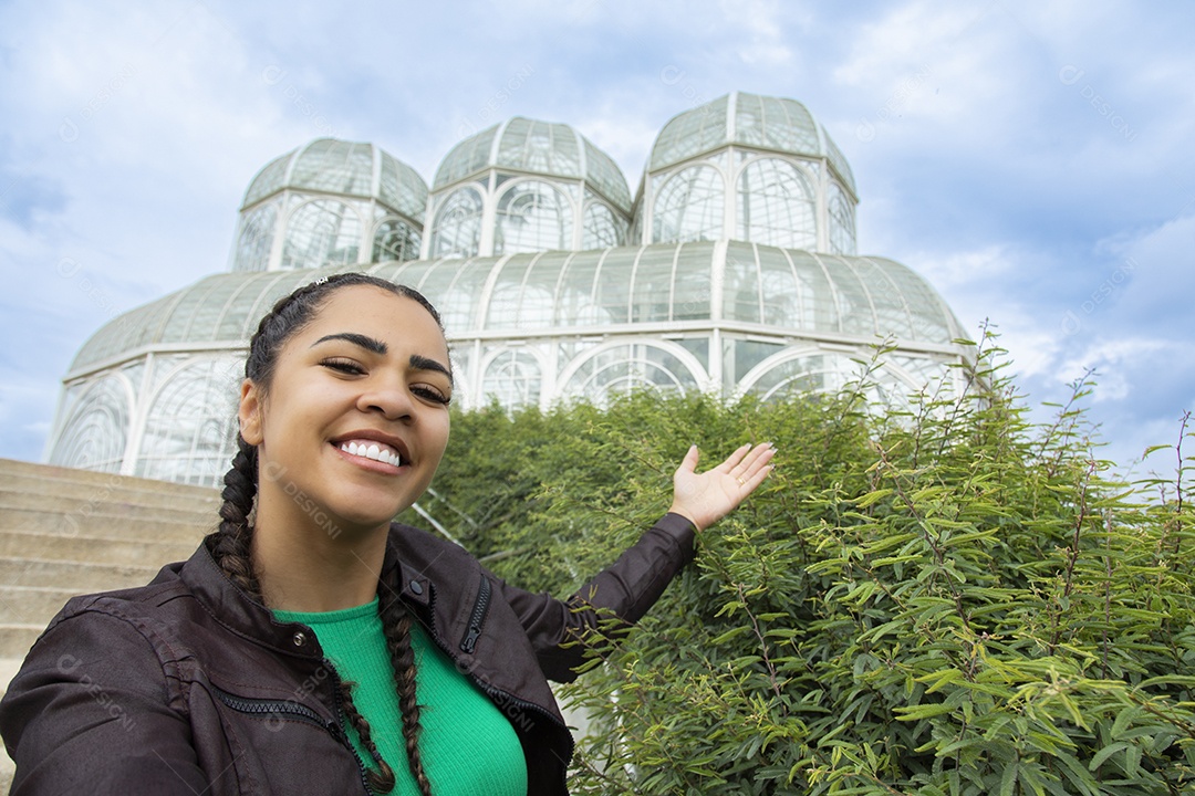 Mulher jovem garota feliz e sorridente